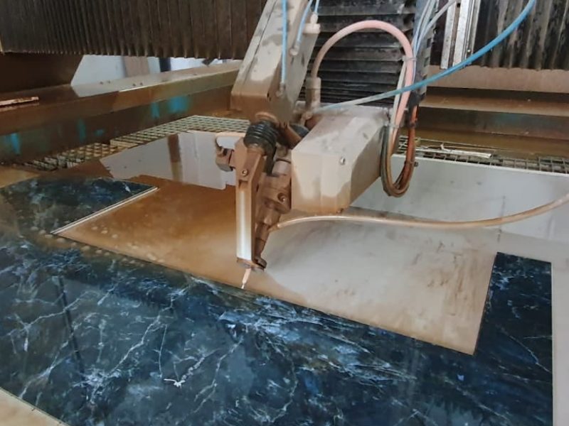 Cięcie wodą waterjetem PTV kartonu i kompozytów